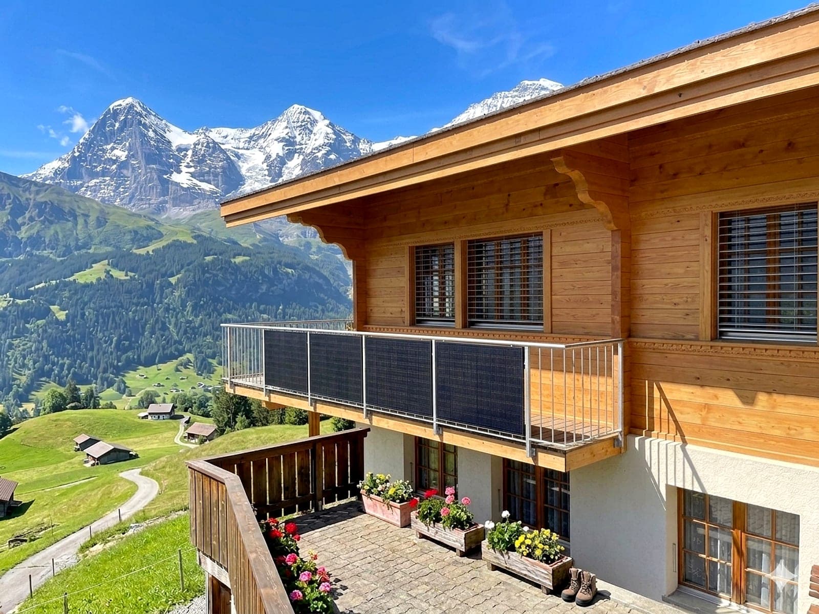 Balkonkraft One montiert an einem Chalet im Berner Oberland
