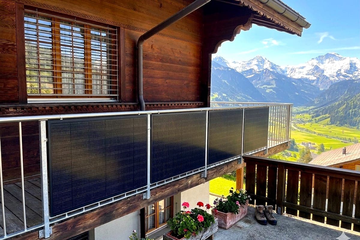 Balkonkraft One am Chalet im Berner Oberland